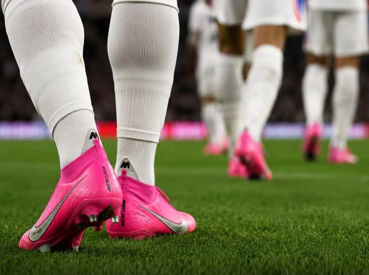 Como o mar de chuteiras rosas na Copa prova o efeito manada do branding e transfere a disputa do design para a velocidade da operação local