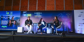 Bruna Paranhos, do iFood, e Rafael Costa, fundador do Jotajá. Com mediação de Bianca Fraga