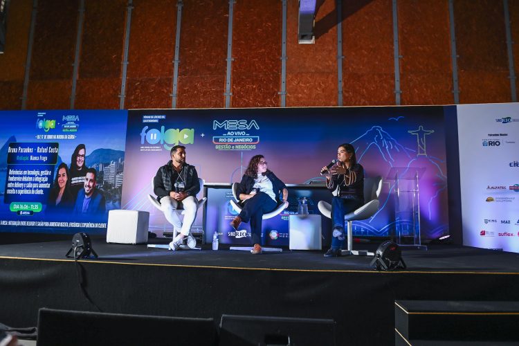 Bruna Paranhos, do iFood, e Rafael Costa, fundador do Jotajá. Com mediação de Bianca Fraga