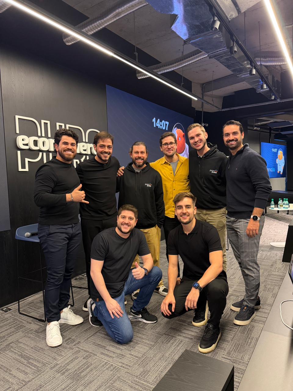 Da esquerda para a direita, em pé Edson Saldanha (“Mestre Shopee”), influenciador oficial da Shopee_ Alexandre Nogueira, fundador da Universidade Marketplaces_ Gabriel Fricke, Head de Marketing da JoomPulse
