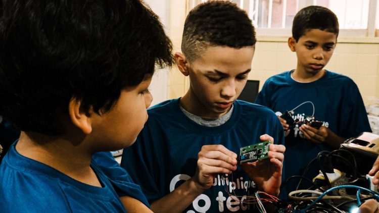 Multiplique o Bem Tech amplia acesso à tecnologia e inovação em escolas públicas do Rio de Janeiro