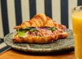 Berries Brunch & Bistrô - Croissant Steak Tartar - Foto: Pedro Gelio