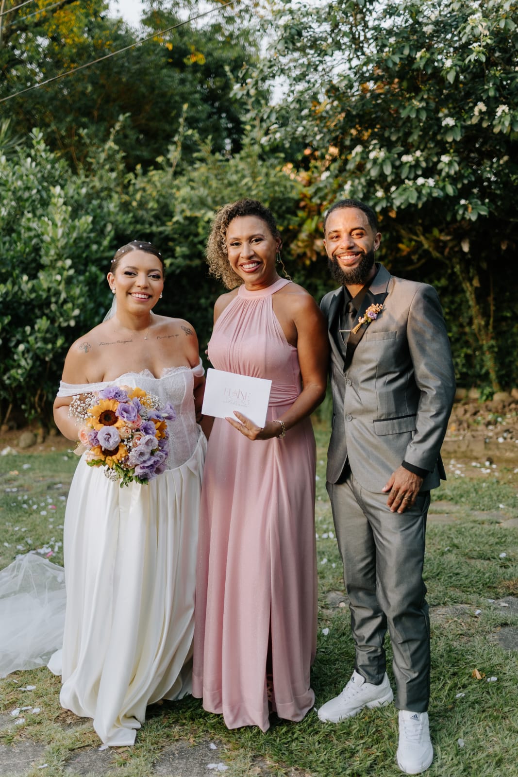 Elaine Monteiro celebrante com casal