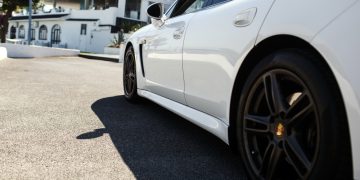 Por que veículos premium exigem cuidados especiais com a suspensão?