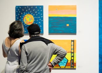 Bim Brito convida público a atravessar o portal para Neon City