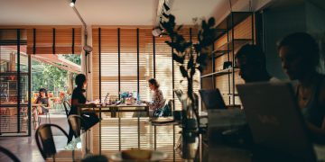 Enquanto algumas empresas reduzem suas redes de lojas, outras voltam a investir em pontos físicos (Foto: Pexels)