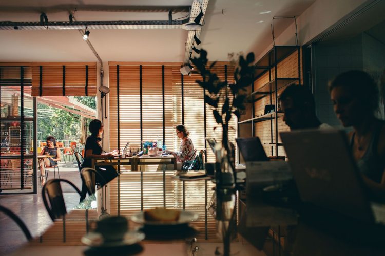 Enquanto algumas empresas reduzem suas redes de lojas, outras voltam a investir em pontos físicos (Foto: Pexels)