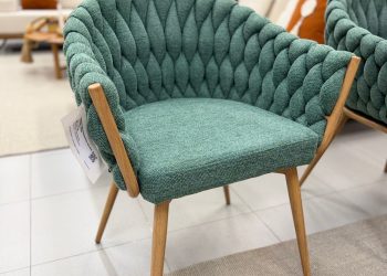 Maria Santa Design destaca a versatilidade do aço carbono em coleção de cadeiras no Recreio Shopping