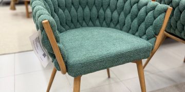 Maria Santa Design destaca a versatilidade do aço carbono em coleção de cadeiras no Recreio Shopping