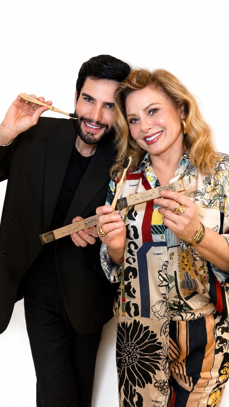 Sustentabilidade até na hora da higiene bucal: Vera Fischer e o Dr. Binho Alencar lançam escova ecológica no Leblon, no Rio de Janeiro