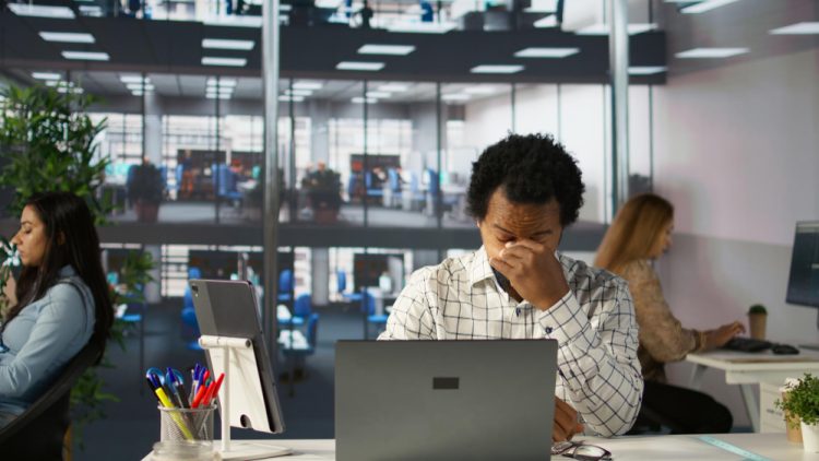 Dados recentes mostram o peso da burocracia e das tarefas operacionais na rotina dos profissionais do Direito; tecnologia e inteligência artificial podem ajudar a reorganizar processos e reduzir atividades repetitivas