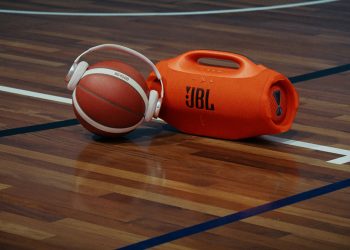 JBL celebra 80 anos reforçando apoio ao esporte como patrocinadora do NBB CAIXA