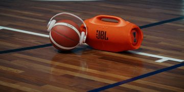 JBL celebra 80 anos reforçando apoio ao esporte como patrocinadora do NBB CAIXA