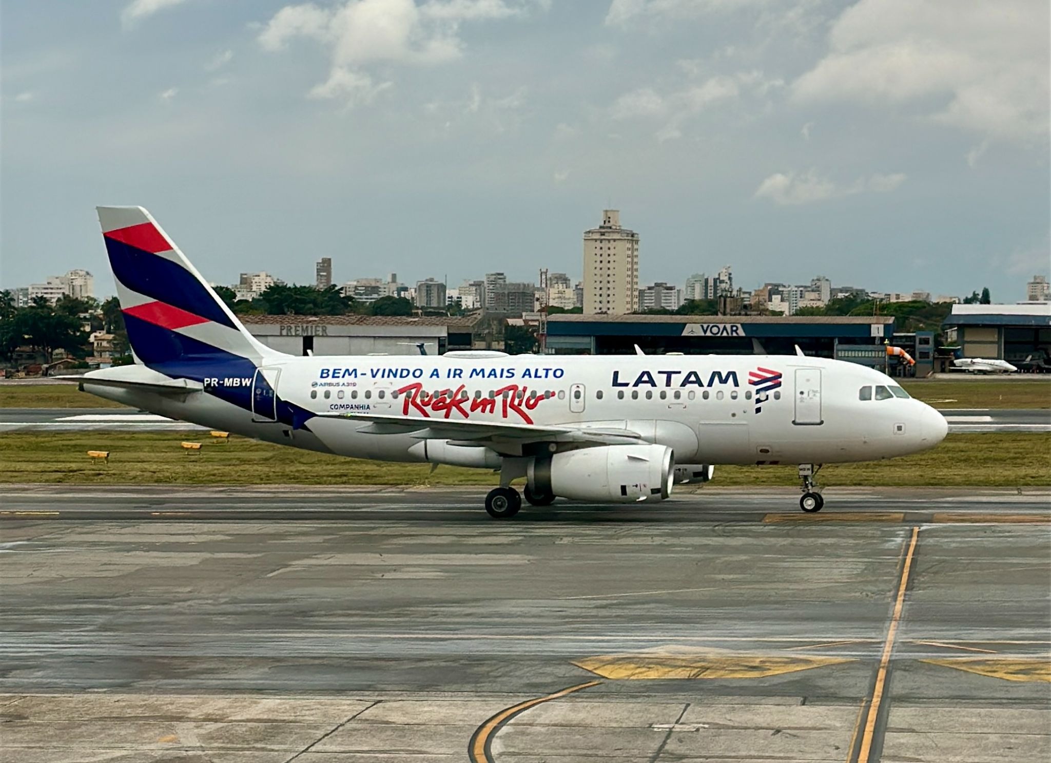 Aeronave A319 customizada com o logo do Rock in Rio foi palco do show dos DJs (Divulgação LATAM)