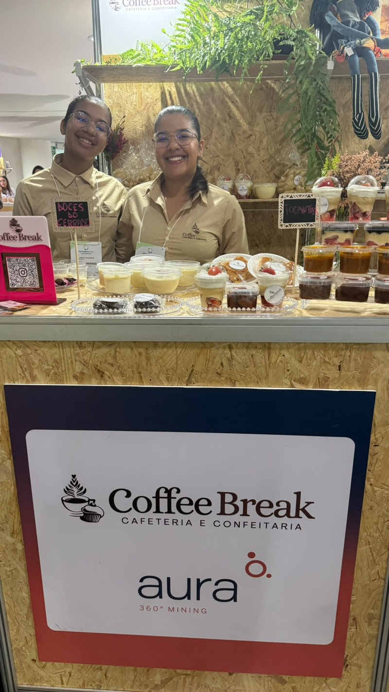 Irmãs Samira e Samara apresentam os doces da Coffee Break, durante a Exposibram, em Belo Horizonte (MG)