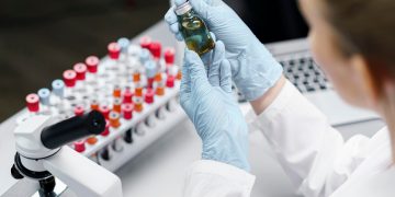 Outubro Rosa: logística expressa conecta laboratórios, pesquisas e pacientes no diagnóstico e tratamento do câncer de mama