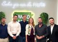 Mateus Poggere (Diretor de Produto e Estratégia), Edson Martins (COO), Giorgeo Zanlorenzi (CEO da Zanlorenzi), Thais Zanlorenzi (presidente da Zanlorenzi), o consultor Carlos Ferreirinha e Welton Schmitz (Gerente de Marketing) - Foto: Zanlorenzi Bebidas/Divulgação