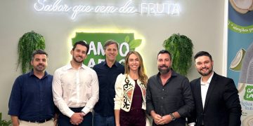 Mateus Poggere (Diretor de Produto e Estratégia), Edson Martins (COO), Giorgeo Zanlorenzi (CEO da Zanlorenzi), Thais Zanlorenzi (presidente da Zanlorenzi), o consultor Carlos Ferreirinha e Welton Schmitz (Gerente de Marketing) - Foto: Zanlorenzi Bebidas/Divulgação