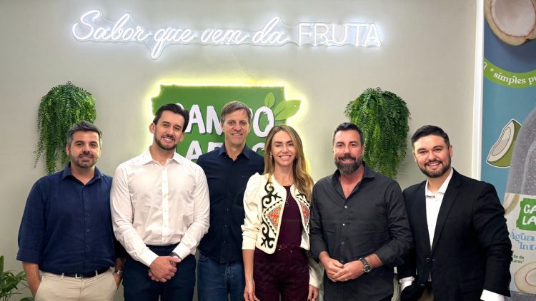 Mateus Poggere (Diretor de Produto e Estratégia), Edson Martins (COO), Giorgeo Zanlorenzi (CEO da Zanlorenzi), Thais Zanlorenzi (presidente da Zanlorenzi), o consultor Carlos Ferreirinha e Welton Schmitz (Gerente de Marketing) - Foto: Zanlorenzi Bebidas/Divulgação