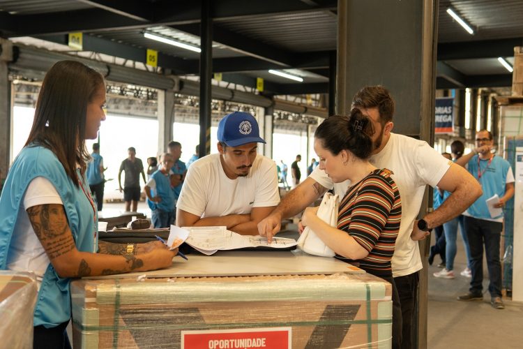Vilarejo promove feirão com produtos de alta qualidade e preços abaixo do custo no Centro de Distribuição